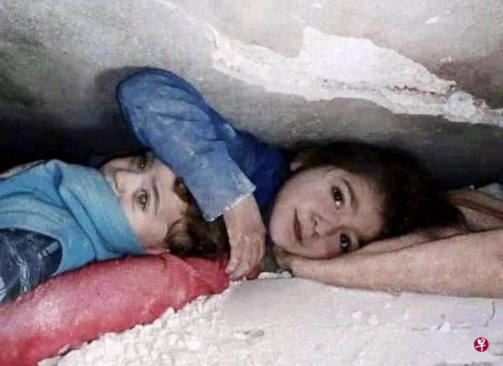 绝望中看到希望，叙利亚女童地震废墟下护弟17小时获救