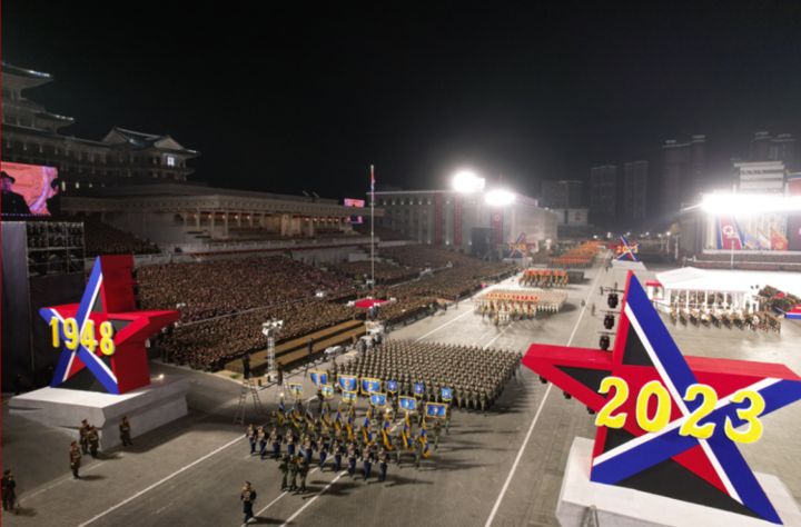朝鲜人民军阅兵式金正恩父女同台阅兵新战略导弹压轴