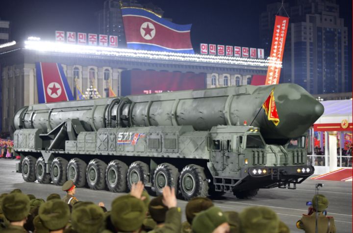 朝鲜人民军阅兵式金正恩父女同台阅兵新战略导弹压轴