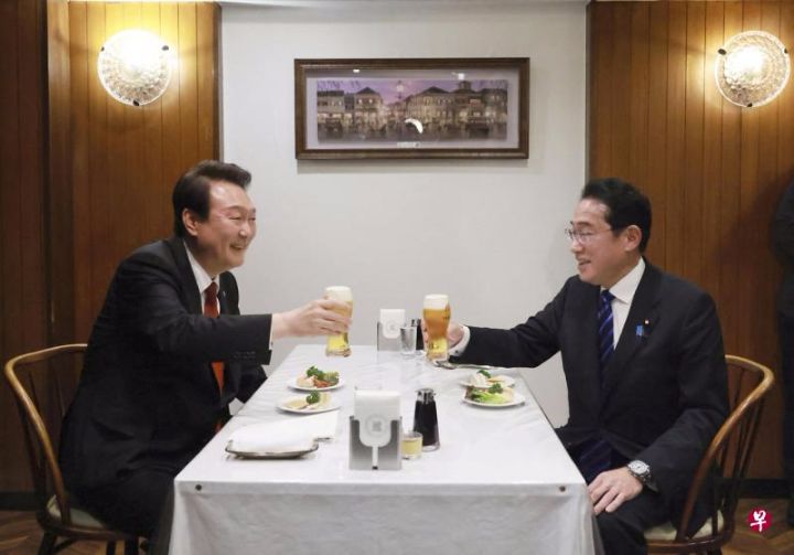 韩日领导人尹锡悦和岸田文雄会谈后共进晚餐执酒共酌