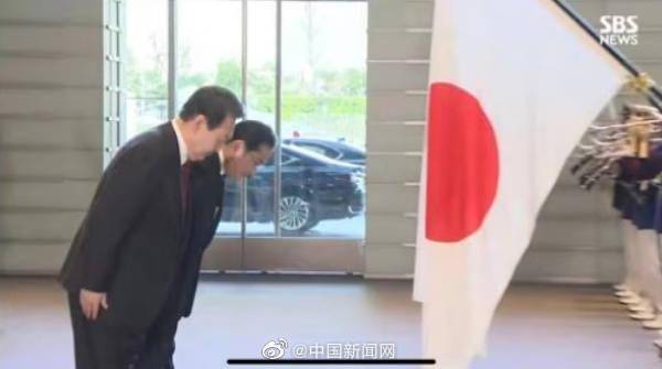 尹锡悦向日本国旗鞠躬引韩国民众愤怒，韩网友：他是哪国的？