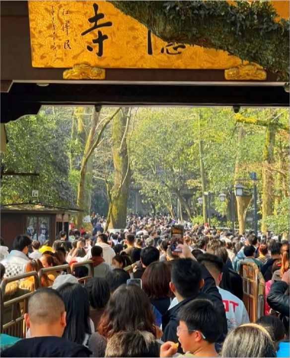 被新京报批不上课不上进只上香，中国年轻人上香求什么