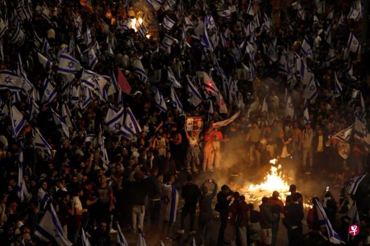 以色列总理内坦亚胡开除反对司法改革国防部长引发大规模抗议