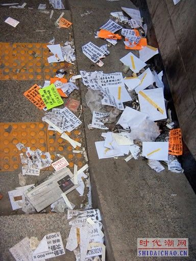 管庄地铁站布满小广告垃圾成堆肮脏不堪招致路人愤愤不满
