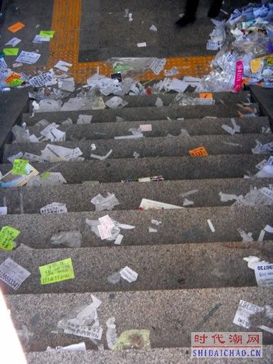 管庄地铁站布满小广告垃圾成堆肮脏不堪招致路人愤愤不满