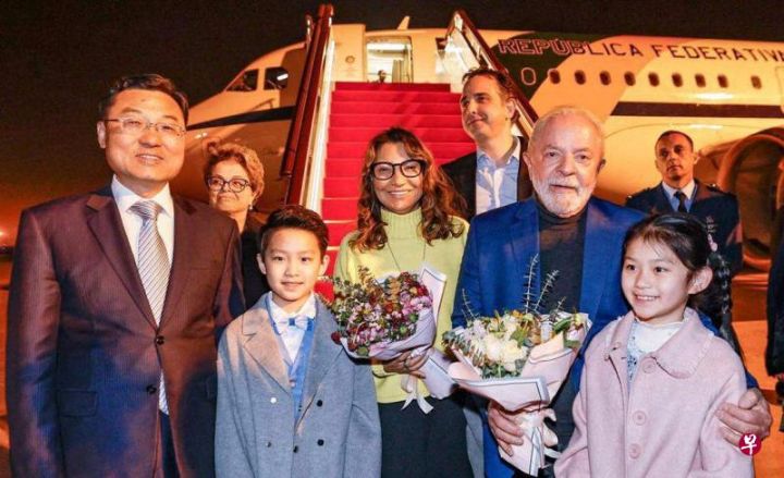 巴西总统卢拉和第一夫人罗桑格拉与到上海机场接机的中国副外长谢峰