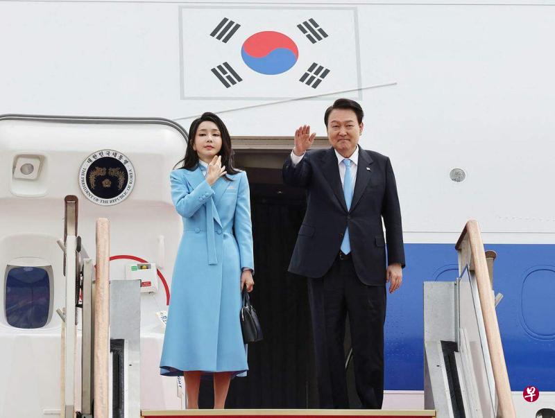 韩国总统尹锡悦和夫人金建希女士乘坐“空军一号”总统专机开启访美之旅