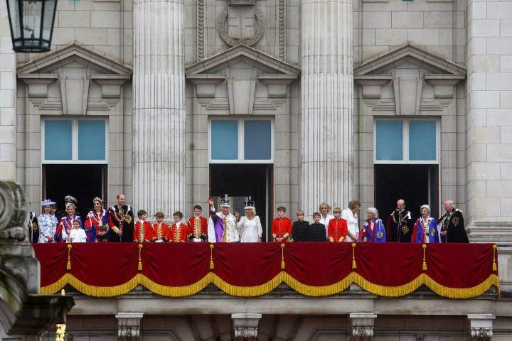 英国王室成员一起在阳台向群众挥手致意
