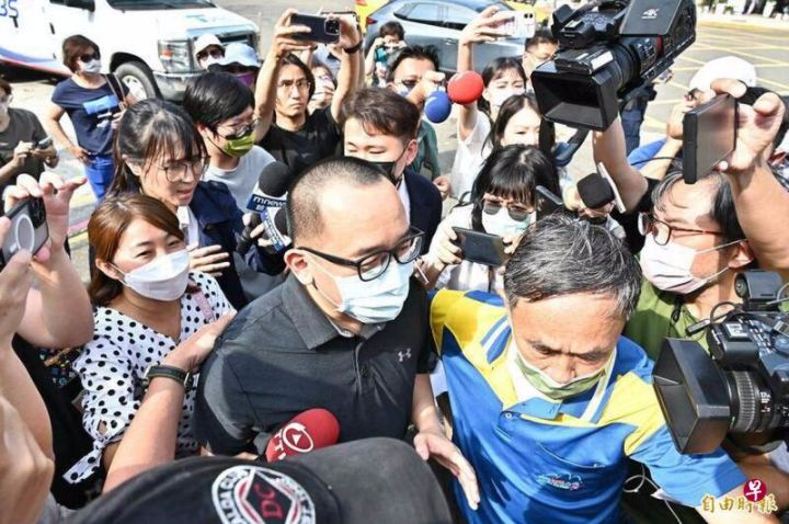 陈水扁之子陈致中自理三分头，星期四（5月11日）下午报到高雄地检署入狱