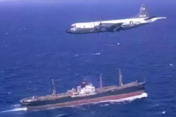 美国指责中国在银河号上藏匿大量违禁化学物品并出动军舰和武装直升机进行夹击阻挠 ... ...