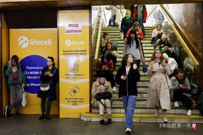 乌克兰全境响起防空警报，俄罗斯对乌克兰进行导弹袭击期间人们在地铁站内避难