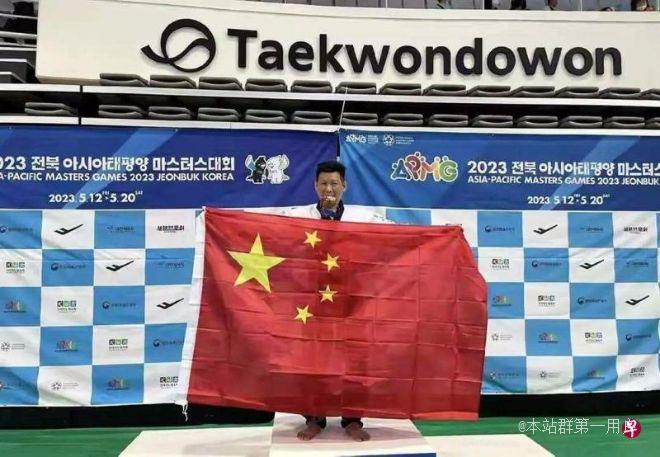 不让台独洗脑年轻人，台湾跆拳道选手李东宪在运动会获铜牌手举五星红旗登上领奖台