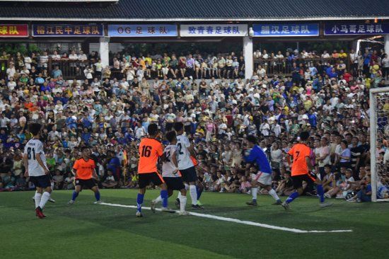 贵州“村超”火热进行，乡村足球联赛精彩对决激发全民快乐基因