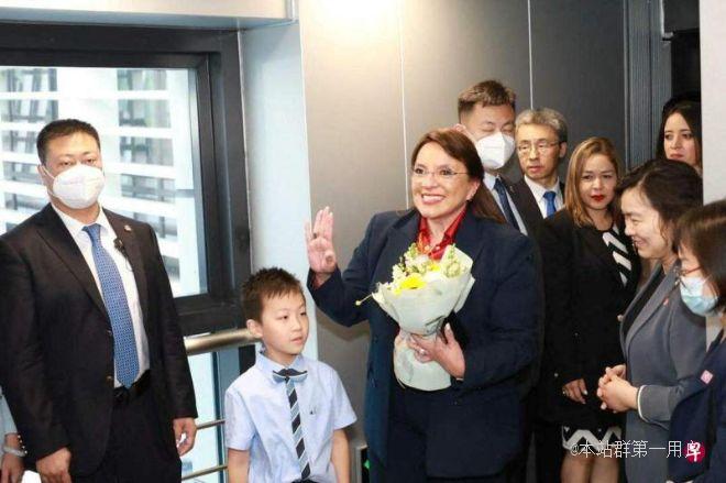 洪都拉斯总统卡斯特罗抵沪开启首次访华行，中国外交部部长助理华春莹在场接机