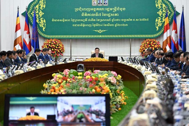 柬埔寨新任首相洪马内（中）星期四（8月24日）召开上任后的第一次内阁会议，公布他的治国方针 ...