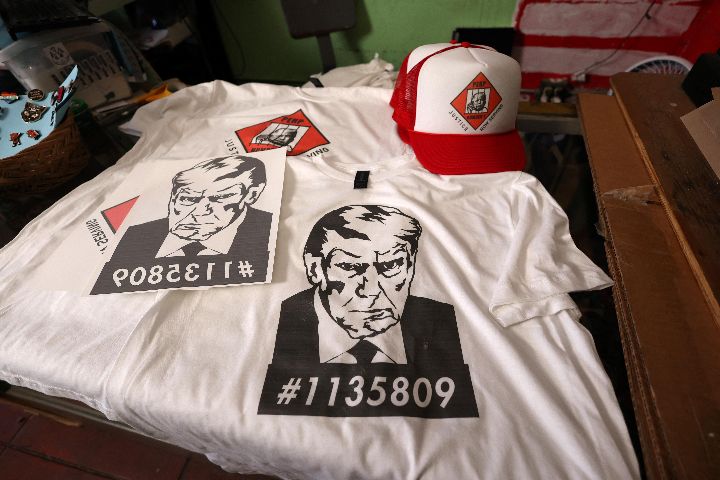 拜登称特朗普为“帅哥”，无论是支持或反对各界纷推出特朗普大头照产品