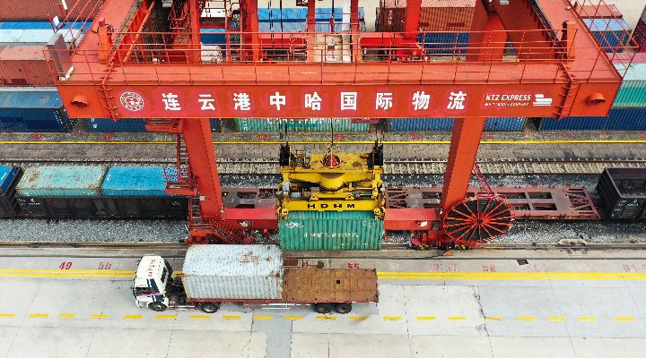 在位于江苏连云港的中哈连云港物流合作基地，龙门吊在进行卸车作业