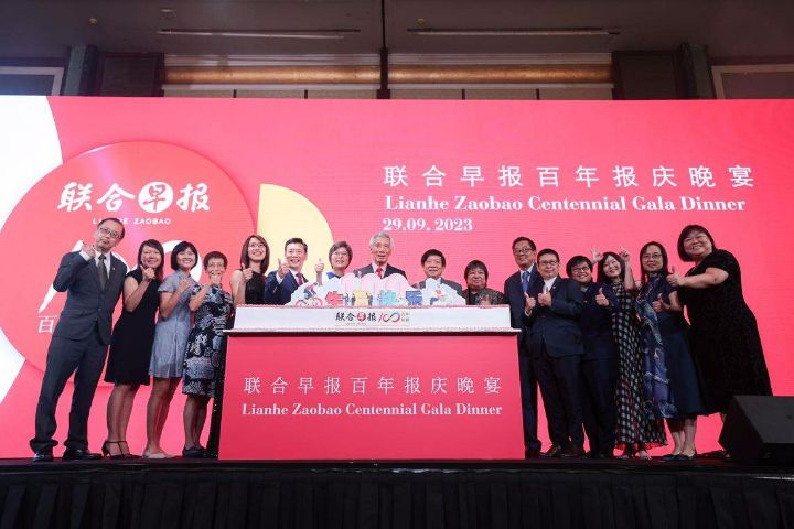 主宾李显龙总理（右八）在切蛋糕仪式后，同新报业媒体和《联合早报》高层合照留念 ... ... ...