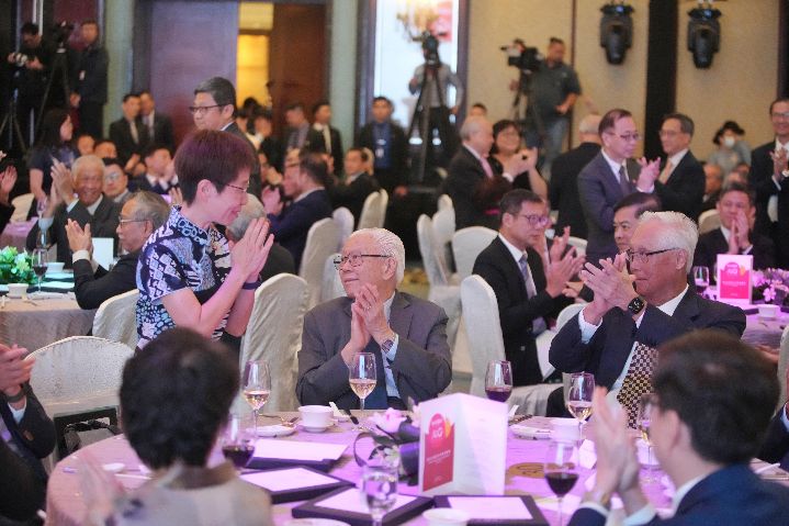 曾担任新加坡报业控股集团主席的前总统陈庆炎（中）和荣誉国务资政吴作栋（右），在报庆晚宴席间为早报人鼓 ...