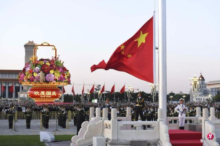 “我爱你中国”，超过30万人齐聚天安门广场观看中国十一升旗仪式