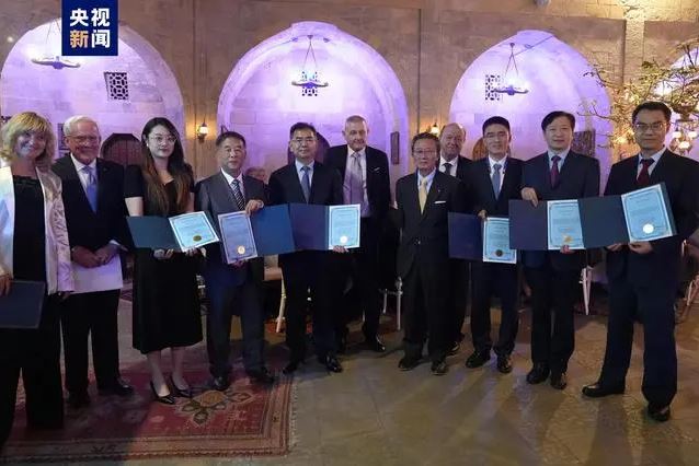 是中国实现高水平科技自立自强生动实践，嫦娥五号团队获颁国际宇航科学院最高团队荣誉 ... ...