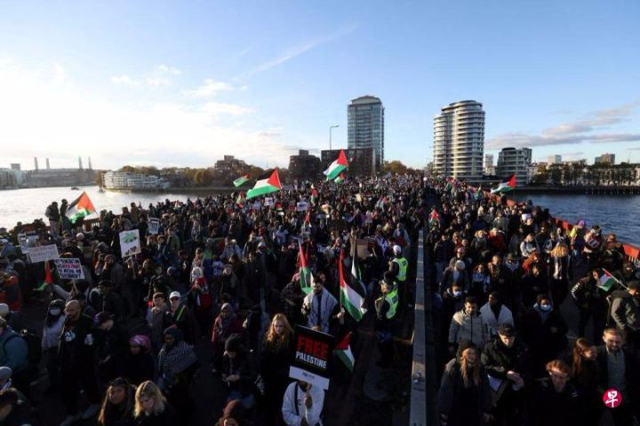 英国伦敦爆发30多万人大规模示威，呼吁以哈冲突立即停火并声援巴勒斯坦