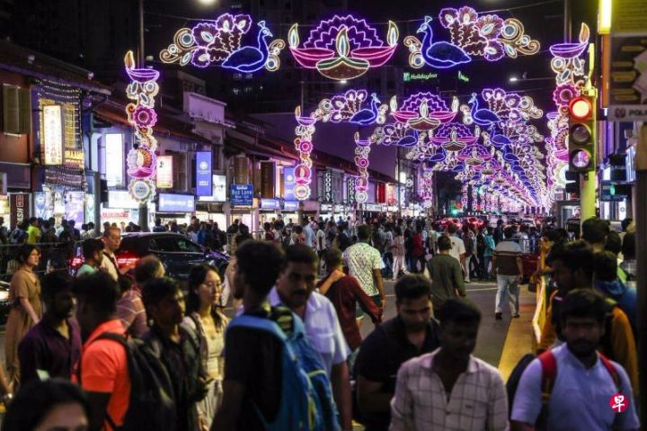 期许新加坡种族永远和谐，李显龙总理祝国人屠妖节快乐