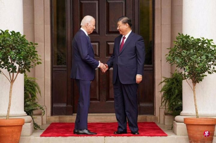 中美两国元首在费罗丽庄园会晤，中国国家主席习近平和美国总统拜登在峰会开始前握手问候 ... ...