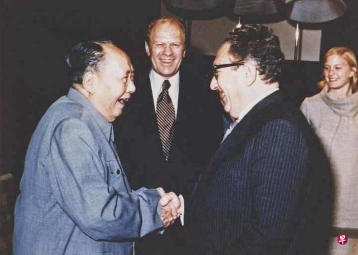 基辛格（前排右）1975年12月2日在中国前领导人毛泽东（前排左）的住所与毛泽东会面并握手 ...