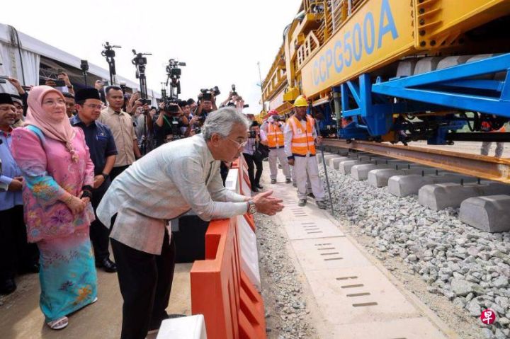 中国在马来西亚的“一带一路”重点项目东海岸铁路举行首段轨道铺设动工仪式 ...