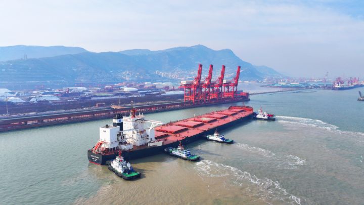 为长三角及陇海沿线钢厂提供便捷原材料进口通道，40万吨巨轮顺利靠泊连云港港 ... ... ...