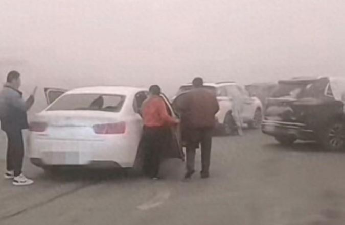新疆沙尘暴被困旅客：以为只能坐着过夜，交警把滞留人员安排到附近村民家 ...