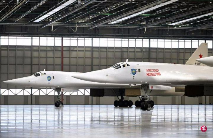 无须加油即可不间断飞行1万2000公里，俄罗斯总统普京亲自驾驶现代化图-160M战略轰炸机 ...