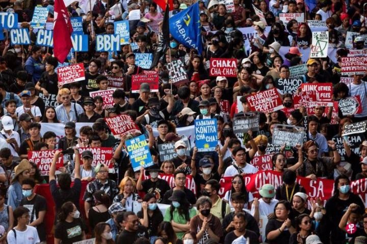 菲律宾人在马尼拉游行纪念推翻马可斯革命，誓言防止他的儿子小马可斯独裁统治重演历史 ...
