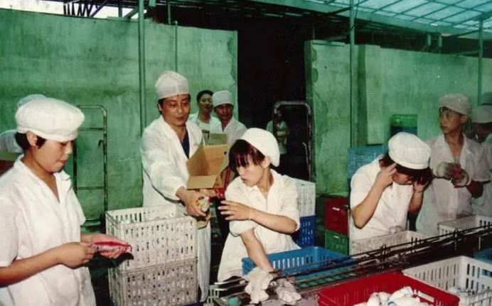 1997年，宗庆后（左二）为员工送棒冰