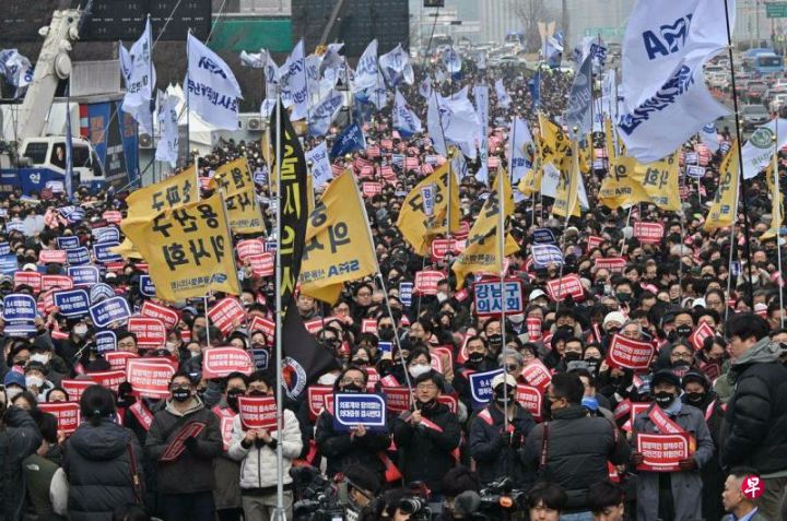 数万医生首尔示威反对医学院扩招学生，韩国政府再次做出强硬表态不退让警告将给予处分 ...