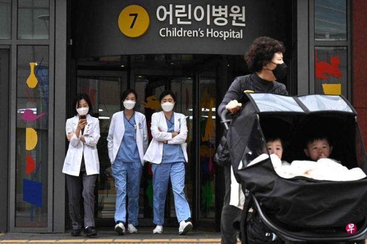 当局对近5000名医生发送吊销执照通知，430名医院教授也恫言辞职韩国医生罢工风波恐升级 ...