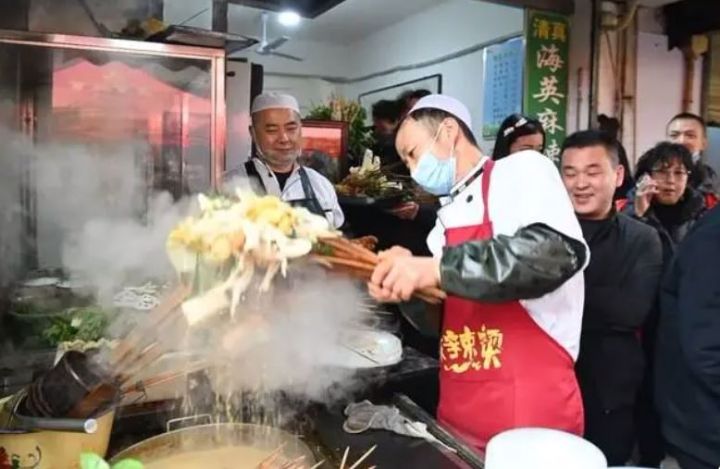 在天水市秦州区的天水名优小吃城一麻辣烫店，商家为游客加工麻辣烫