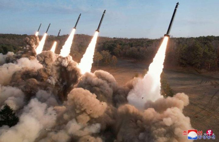 金正恩指导600毫米超大型火箭炮射击训练，韩国称朝鲜火箭发射训练为向俄罗斯展示性能 ...