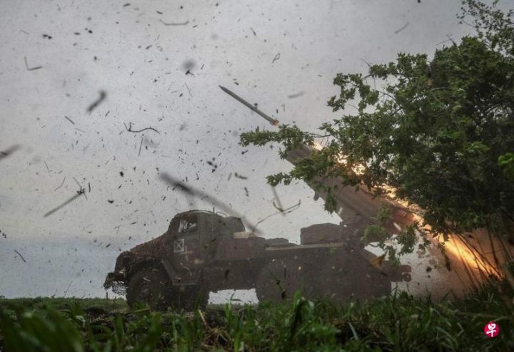 乌军在乌东顿涅茨克地区的前线，向俄罗斯阵地发射火箭炮