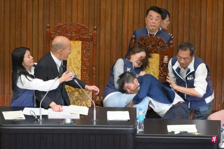 台湾地方立法院爆发肢体冲突：女立委遭男立委扑倒抱腰袭臀、民众党团总召黄国昌遭掌掴 ... ...