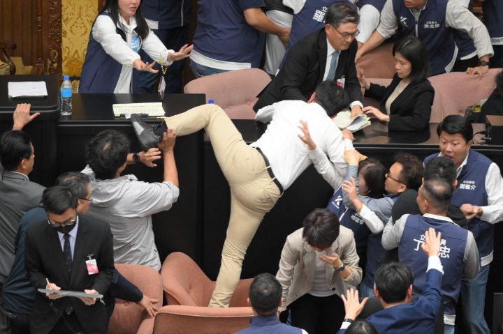 台湾地方立法院爆发肢体冲突：女立委遭男立委扑倒抱腰袭臀、民众党团总召黄国昌遭掌掴 ... ...