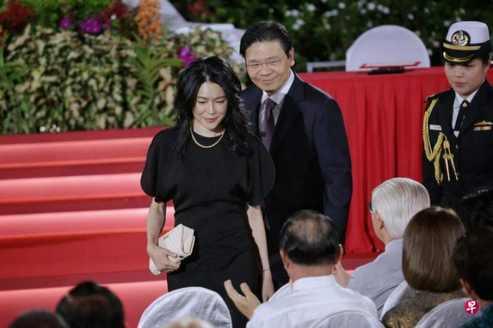 新加坡新任总理夫人吕子蕊15日晚上出席就职典礼仪式成一大亮点，网民纷夸夫人好优雅 ...