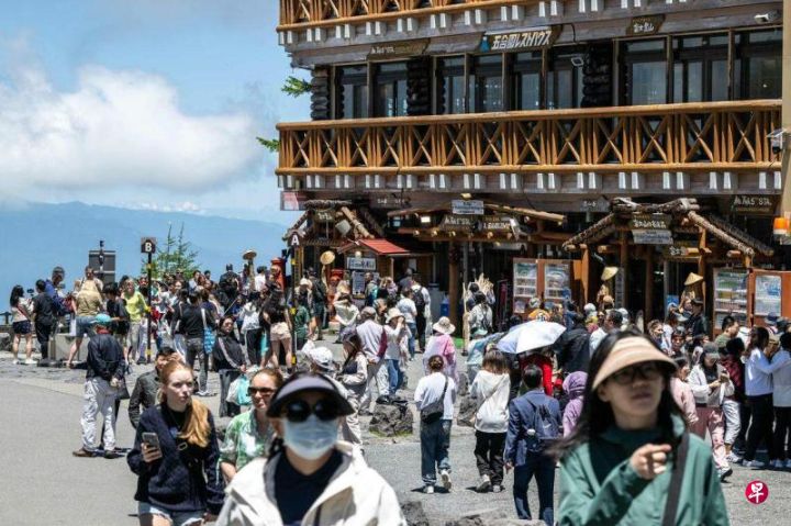 过去10年访日游客消费增长四倍，旅游业成日本经济支柱规模仅次于汽车高于半导体和钢铁 ...