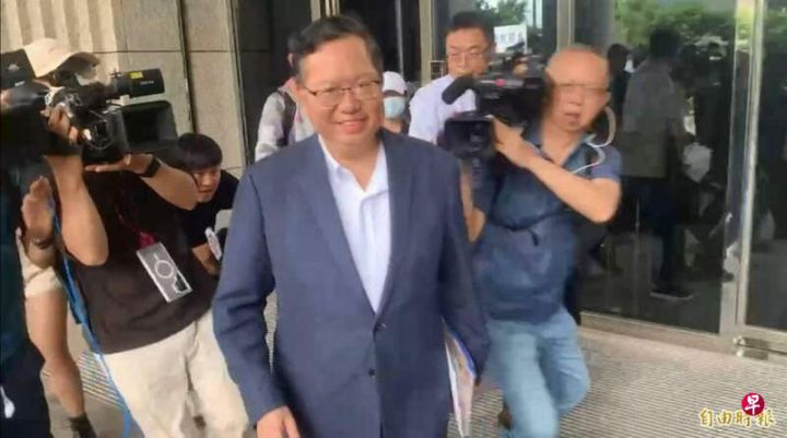 前桃园市长、现任海基会董事长郑文灿星期六（7月6日）下午交保后步出桃园地方法院，全程微笑、并未发言 ...
