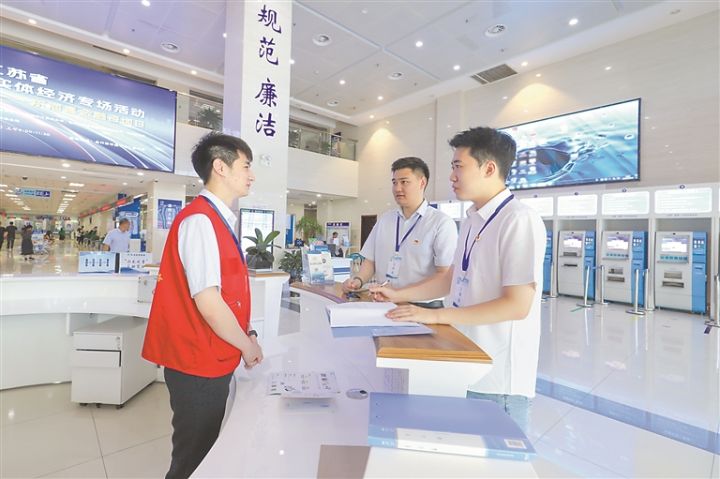 东海县纪委监委纪检监察干部走访政务服务中心了解有关情况