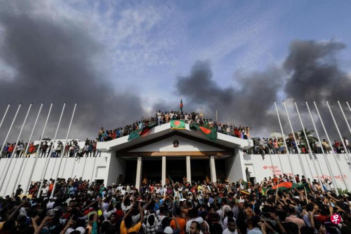 孟加拉血腥示威持续数周后总理哈西娜舍弃权位携家人逃出国门军方出面宣布组建临时政府 ... ...