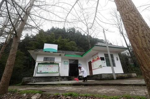 去留两难被遗忘乡村卫生室：条件简陋设施不足患者数量减少药物供应不足乡村医生待遇低 ... ...