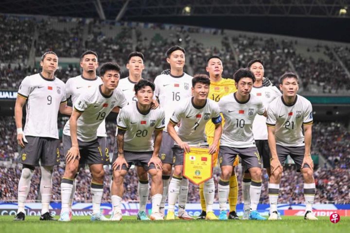 国家男子足球队上周四在客场对阵日本以0比7惨败，中国国足成不了佳话变成了笑话 ...