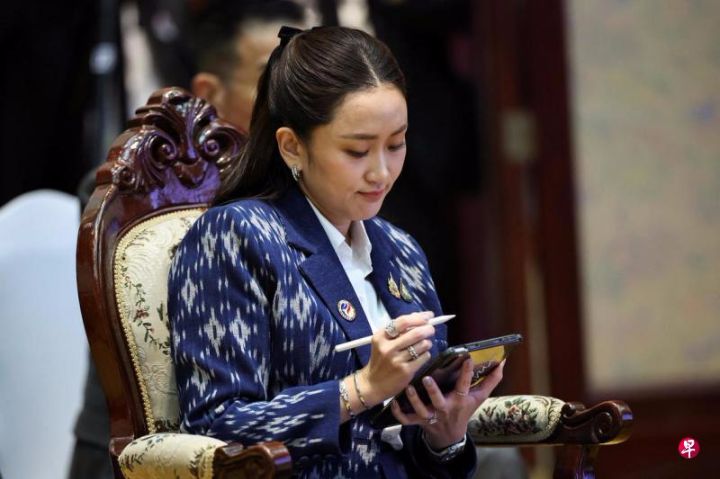 iPad不离手遭批只会照本宣科，泰国首相佩通坦为自己辩护：世界各地领导人都会按稿发言 ...